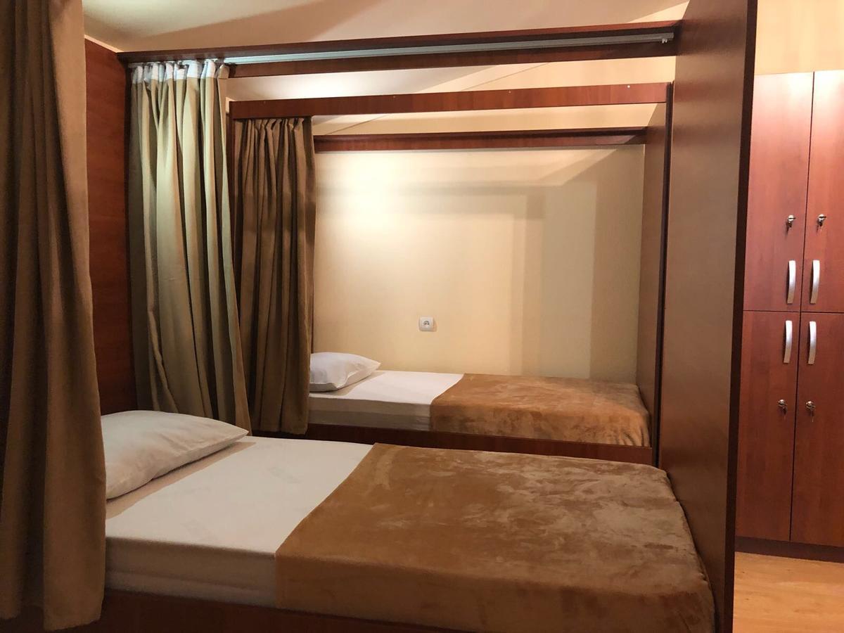 Ms. Jackson Hostel Тбилиси Екстериор снимка